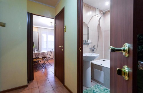 Ozero Dolgoe Apartment | Cozy Apartment on Komendantskiy with Breakfast & Pet Access