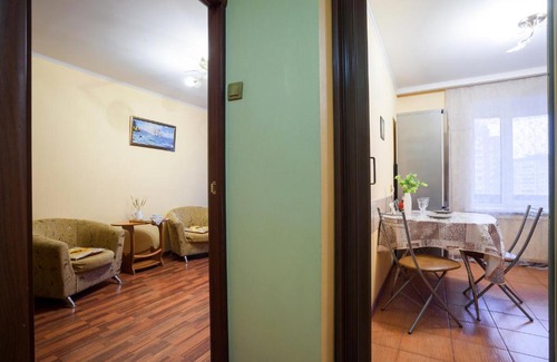 Ozero Dolgoe Apartment | Cozy Apartment on Komendantskiy with Breakfast & Pet Access