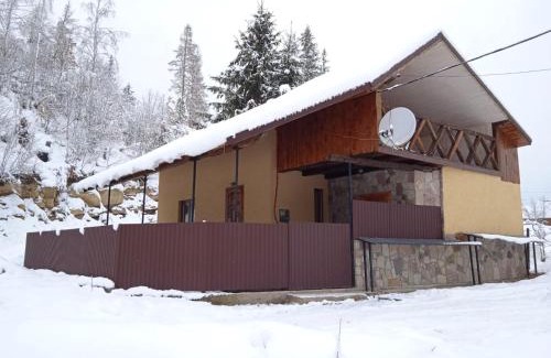 Mykulychyn House | Family-Friendly Stay at У Василя with Kitchen Amenities
