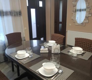 Yaremche House | Ocean View Retreat: Family Cottage "У Пасічника" Awaits