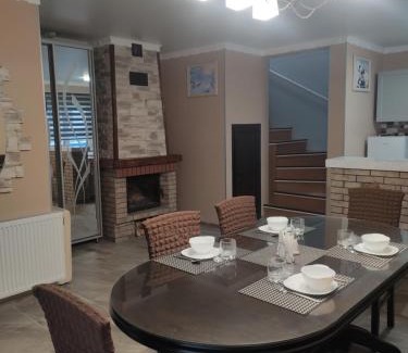 Yaremche House | Ocean View Retreat: Family Cottage "У Пасічника" Awaits