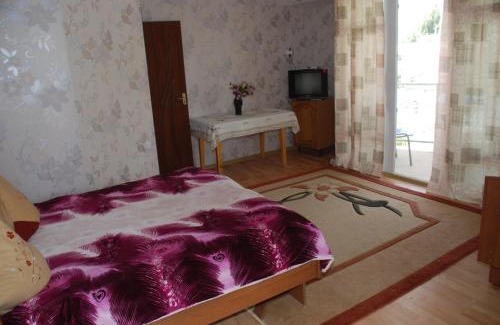 Cholpon-Ata House | Relax at У Татьяны: Ocean View and Private Beach Access