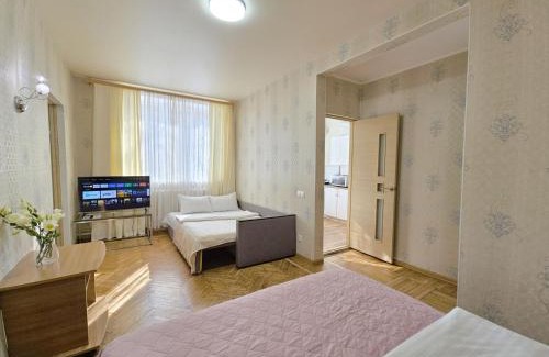 Svitlogirske Apartment | Convenient 2-Bedroom Apartment Near ЦУМ with Parking