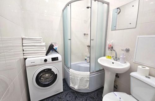 Svitlogirske Apartment | Convenient 2-Bedroom Apartment Near ЦУМ with Parking