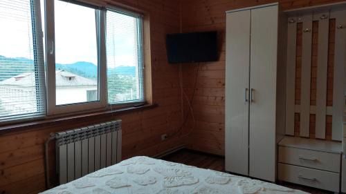 Mizhhirya House | Cozy У Інни: Pet-Friendly Retreat with Breakfast & Hot Tub