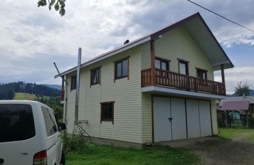 Verkhovyna House | Discover Файна хата: Top-Rated Stay with Breakfast & Kitchen
