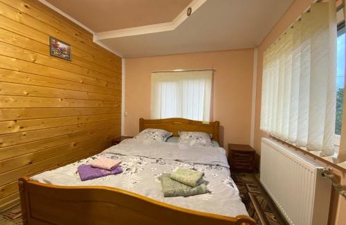 Verkhovyna House | Discover Файна хата: Top-Rated Stay with Breakfast & Kitchen