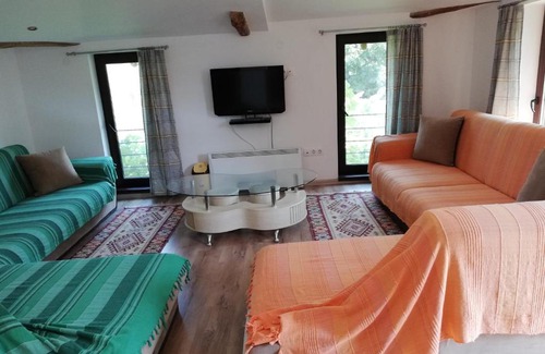 Svishtov Apartment | Pet-Friendly Getaway at Хамбара for Families