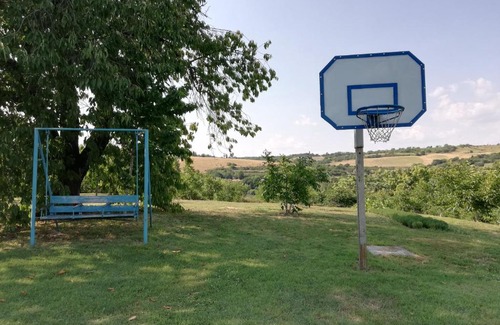 Svishtov Apartment | Pet-Friendly Getaway at Хамбара for Families