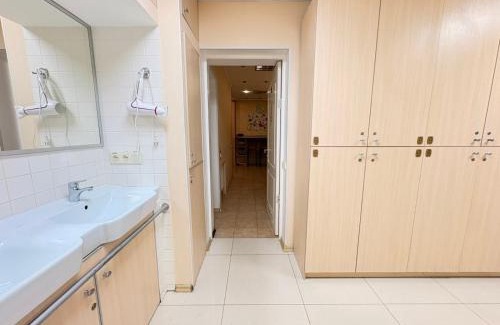 Dzerzhyns'kyi District Apartment | Хостел на Науки