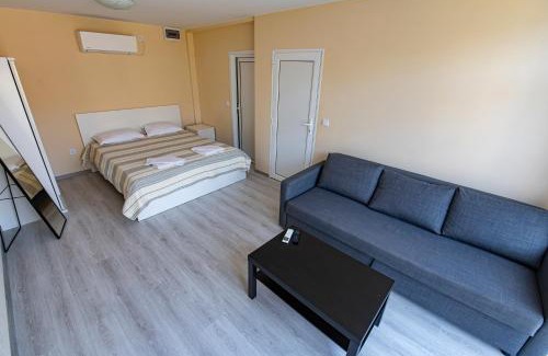 Apriltsi Hotel | Oceanfront Haven with Pool & Hot Tub at Хотелски комплекс САНЯ
