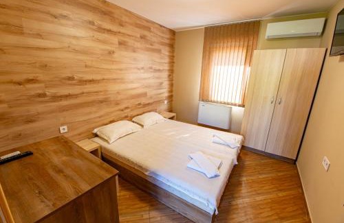 Apriltsi Hotel | Oceanfront Haven with Pool & Hot Tub at Хотелски комплекс САНЯ