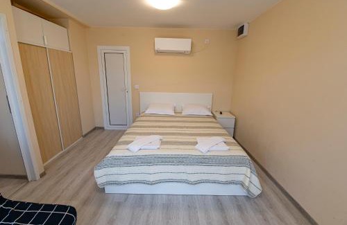 Apriltsi Hotel | Oceanfront Haven with Pool & Hot Tub at Хотелски комплекс САНЯ