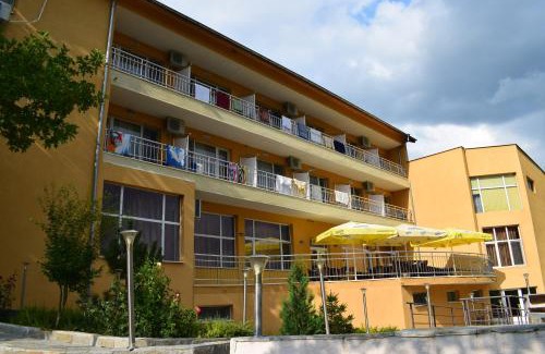 Mineralni Bani Hotel | Relax at Hotel "Божур" - Family-Friendly with Spa & Pool