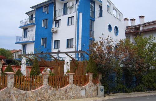 Chernomorets Hotel | Oceanfront Andi Hotel: Family-Friendly with Hot Tub Access