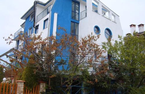 Chernomorets Hotel | Oceanfront Andi Hotel: Family-Friendly with Hot Tub Access
