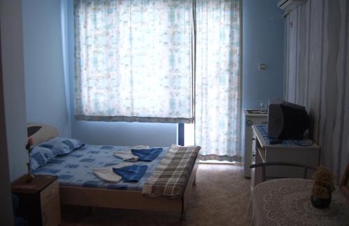 Chernomorets Hotel | Oceanfront Andi Hotel: Family-Friendly with Hot Tub Access