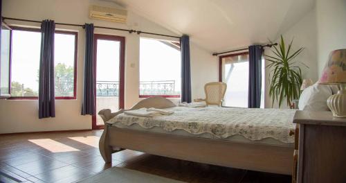 Tutrakan Hotel | Cozy Hotel "Лодката" - Family-Friendly & Highly Rated