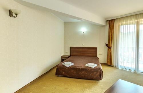 Panichishte Hotel | Relax at Hotel Magnoliya: Family-Friendly with Hot Tub