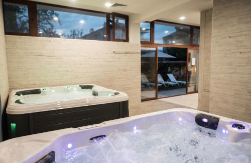 Karlovo Hotel | Discover Hotel Sydney: Family-Friendly with Hot Tub & Breakfast