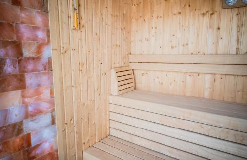 Karlovo Hotel | Discover Hotel Sydney: Family-Friendly with Hot Tub & Breakfast