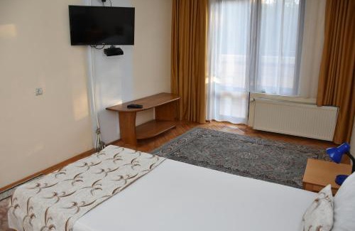 Troyan Apartment | Discover Hotel Sima: Oceanfront Bliss with Pool & Spa