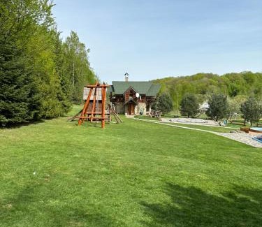 Vyzhnytsya Ski Chalet | Experience Tranquility at Хутір Стаєчне with Ocean Views