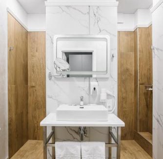 Lutsk Hotel | Discover Чевермето-Ірен: Pet Friendly & Family Enjoyment