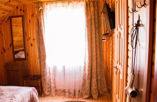 Slavske Cabin | Inviting Котедж "Компанійський" with Pool and Breakfast