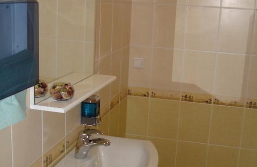 Pervomayskoye Apartment | Budget-Friendly Ekonom Komnaty with Breakfast & Family Perks