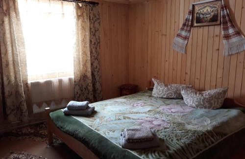Yablunytsya House | Explore Yabluneviy Sad: Family-Friendly Retreat with Hot Tub