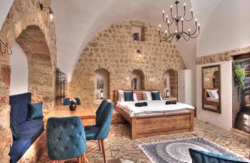 Safed Old City Hotel | Avnei Hachoshen - Elegant Suites with Hot Tub in Safed