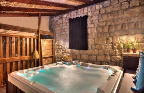 Safed Old City Hotel | Avnei Hachoshen - Elegant Suites with Hot Tub in Safed