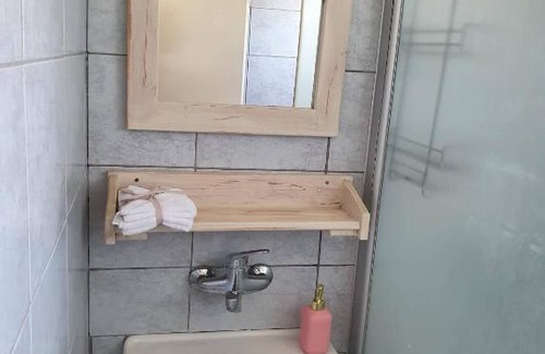 Avnei Eitan House | Discover אדמה ברמה: Guest Rated 9/10 for Comfort