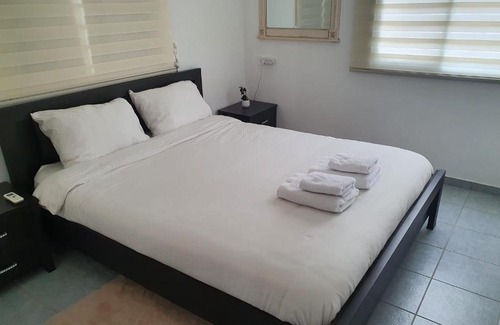 Avnei Eitan House | Discover אדמה ברמה: Guest Rated 9/10 for Comfort
