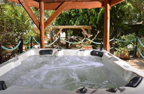 Had Nes Bed & Breakfast | Serene Retreat - Cozy Cabins with Private Hot Tubs & Views