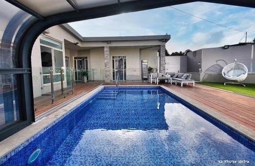 Shomera Villa | Elegant Villa on the Water with Heated Pool & Ocean View