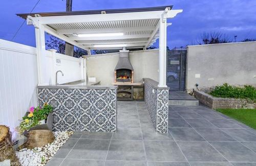 Shomera Villa | Elegant Villa on the Water with Heated Pool & Ocean View