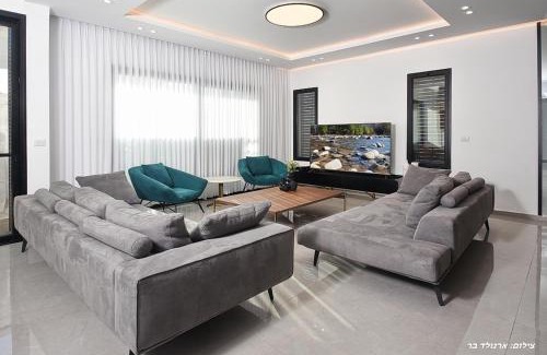Dalton Bed & Breakfast | Elegant אחוזת אור השחר: Family Villa with Private Pool
