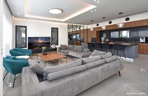 Dalton Bed & Breakfast | Elegant אחוזת אור השחר: Family Villa with Private Pool