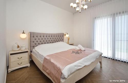 Dalton Bed & Breakfast | Elegant אחוזת אור השחר: Family Villa with Private Pool
