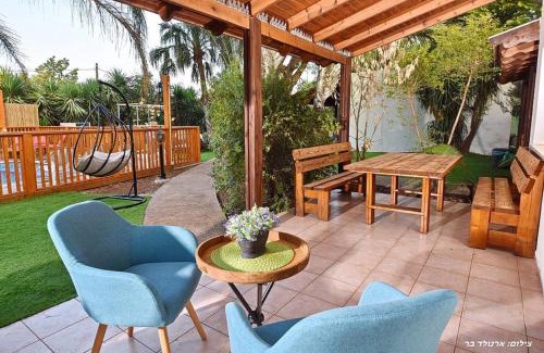 Had Nes Cabin | Experience Hawaii Mansion: Pet-Friendly Oasis with Pool