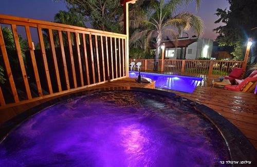 Had Nes Cabin | Experience Hawaii Mansion: Pet-Friendly Oasis with Pool