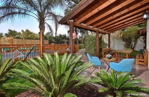 Had Nes Cabin | Experience Hawaii Mansion: Pet-Friendly Oasis with Pool