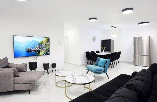 Bror Hayil Villa | Discover אחוזת טוהר בכפר: Family-Friendly Retreats Await