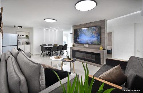 Ein Ya'akov Villa | Discover אחוזת שקד בוטיק: 4-Star Retreat with Pool & Views