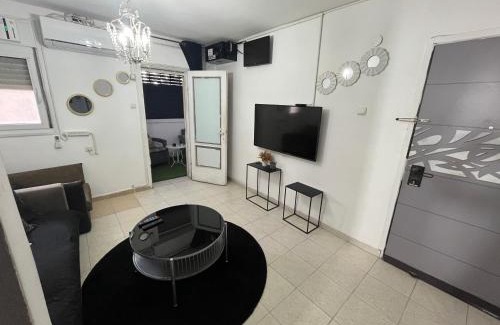 Haifa Apartment | Experience Relaxation at אירוח על הים with Ocean Views