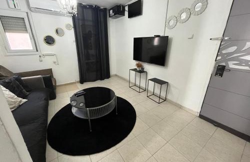 Haifa Apartment | Experience Relaxation at אירוח על הים with Ocean Views