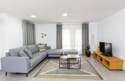 Ramot Naftali Cabin | Experience Comfort at אירוח פינת חן with Ocean Views