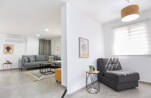 Ramot Naftali Cabin | Experience Comfort at אירוח פינת חן with Ocean Views